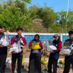 KKN UPGRIS Kelompok 20 Manfaatkan Galon Bekas Menjadi Pot untuk Taman Toga di Kelurahan Kranggan