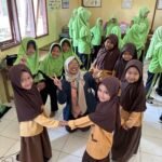 Sesi game interaktif bersama siswa SDN Sepat 4